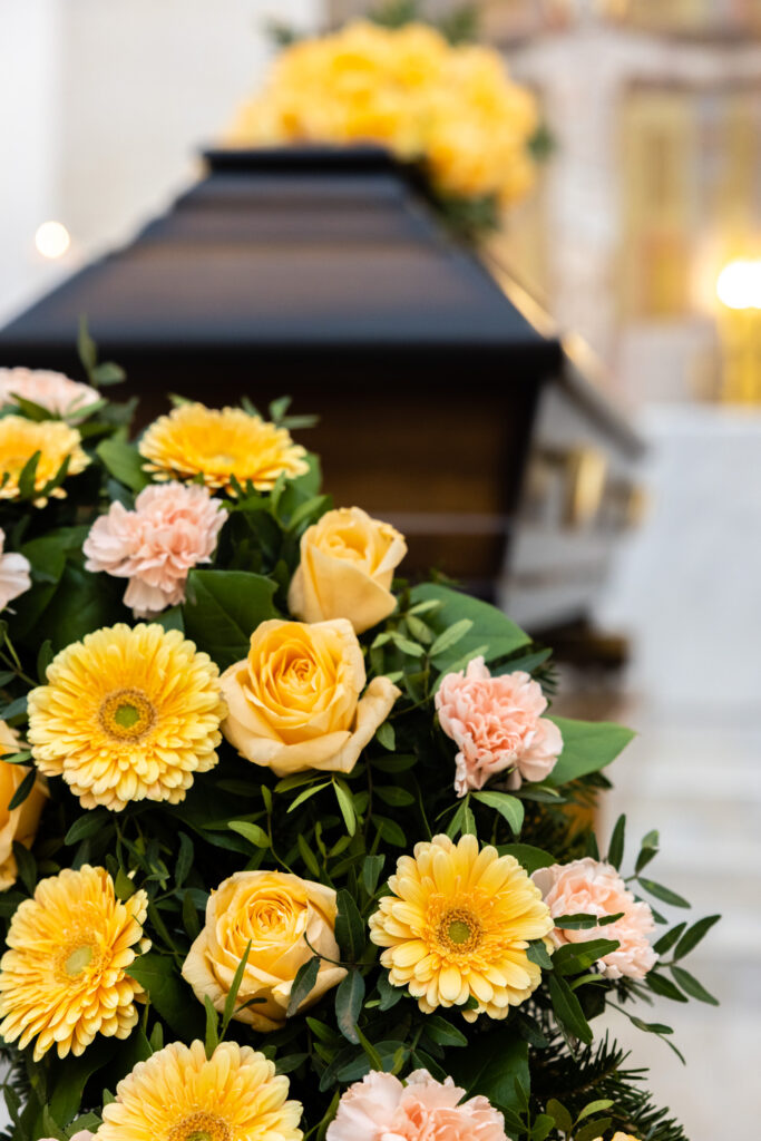 Blumengesteck und Sarg, Bestattung Wien